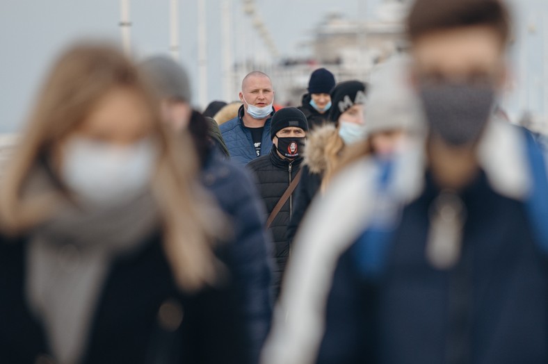 20.02.2021 Sopot , ul. Bohaerow Monte Cassino . Tlum ludzi spaceruje wzdluz najpopularniejszej ulicy w Sopocie . Mimo tlumow wiele osob nie zaslania nosa i ust . fot. Bartosz Banka / Agencja Gazeta