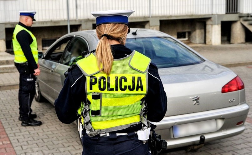 Policja kontroluje kierowcę