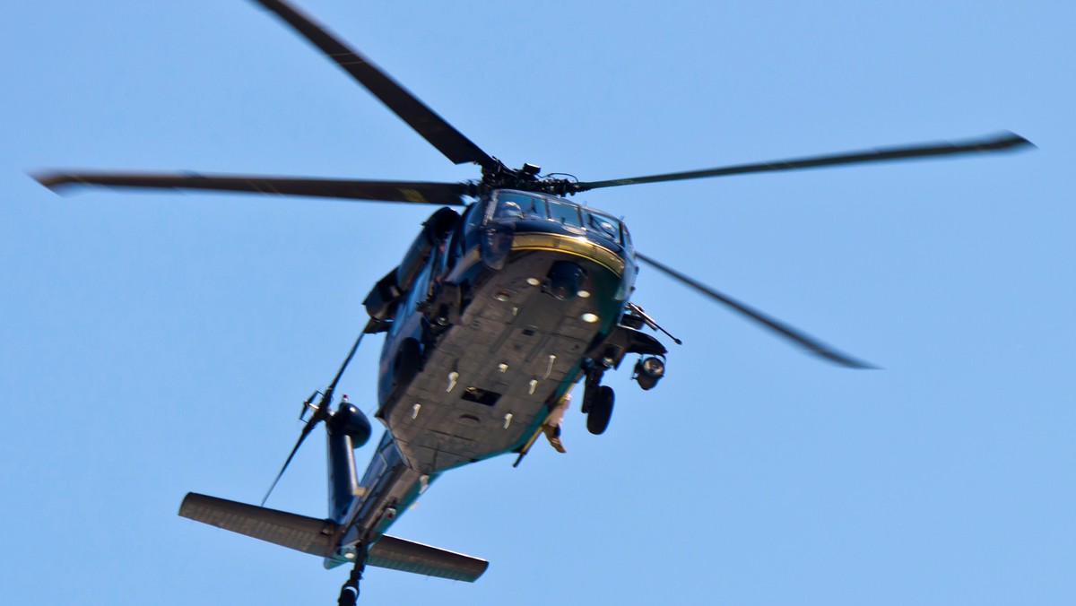 W Kanadzie trwa wielka obława po tym, jak trzech mężczyzn uciekło z więzienia, używając do tego... helikoptera. Na razie nie wiadomo, w jaki sposób udało im się dostać do maszyny i nią odlecieć – podaje CNN.