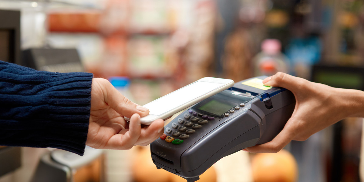 Wyższy limit płatności kartą bez autoryzacji PIN-em ma skrócić czas przebywania w sklepie i ograniczyć kontakt z urządzeniem. 