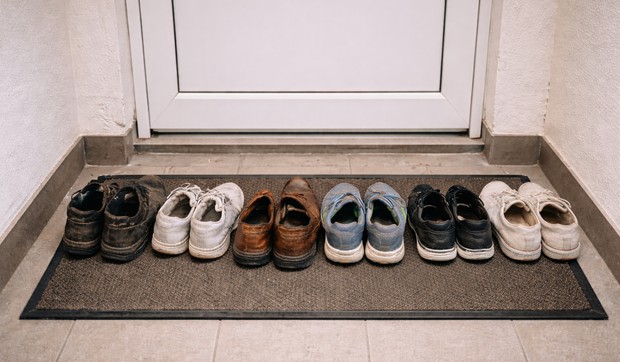 Izuvanje ispred vrata