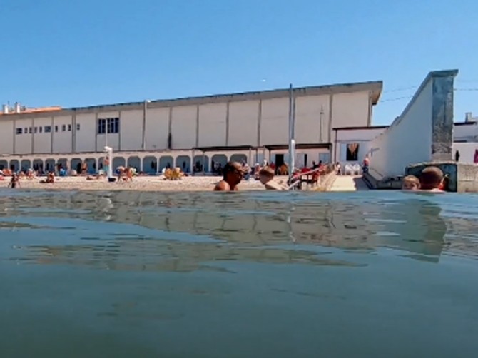 Na plaži u gradu udaljenom 6 sati kolima od Beograda muškarce i žene i dalje deli zid