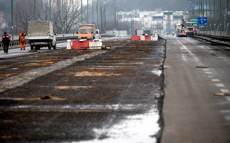 Na zdjęciu: Prace przy zdejmowaniu nawierzchni na moście Łazienkowskim w Warszawie<br><br>fot.  (zuz) PAP/Bartłomiej Zborowski