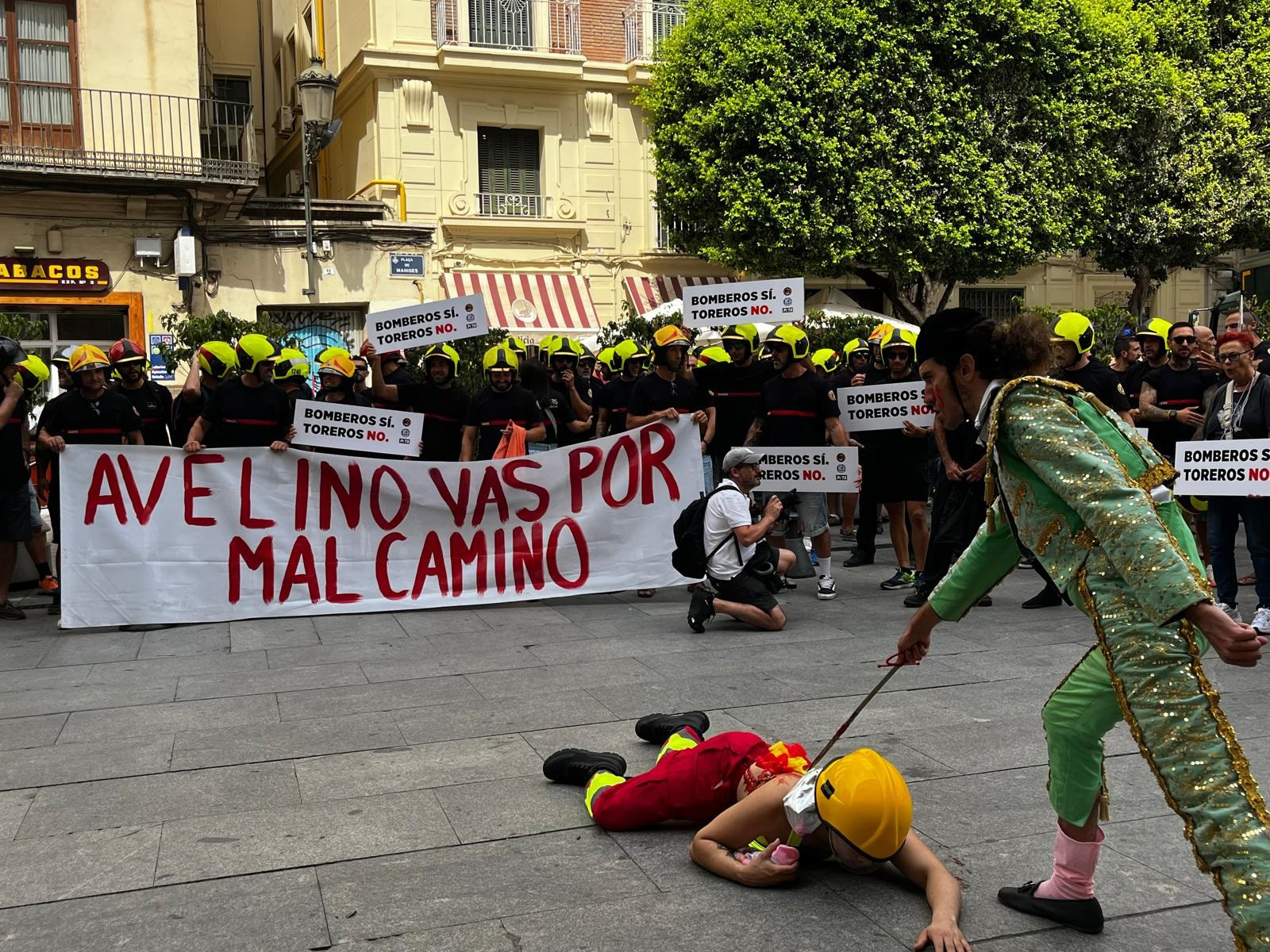 Los Bomberos Valencia protestan por la falta de efectivos tras la DANA