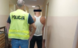 Chciał przeprosić policjantów. Wręczył im nietypową roślinę