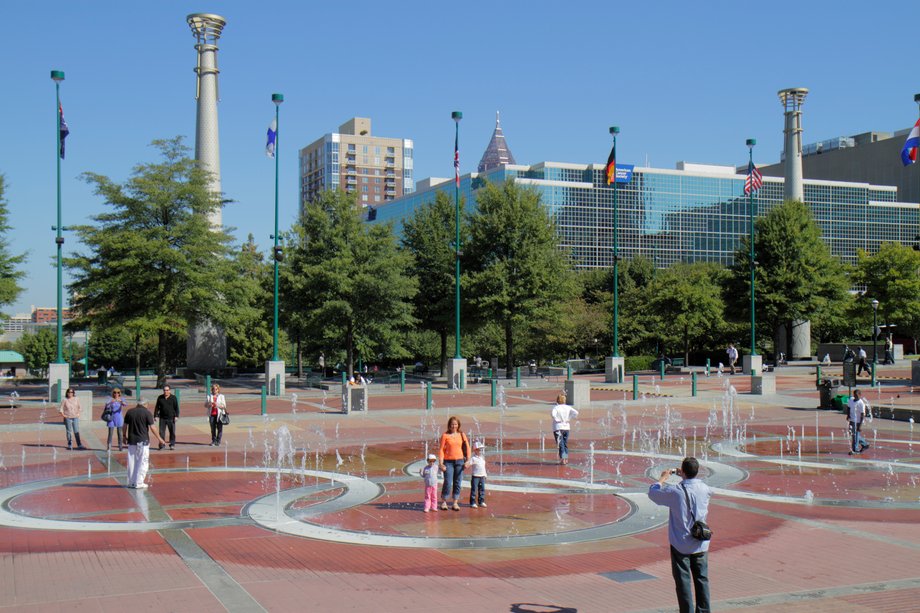 Rodzina pozuje na tle Fountain of Rings