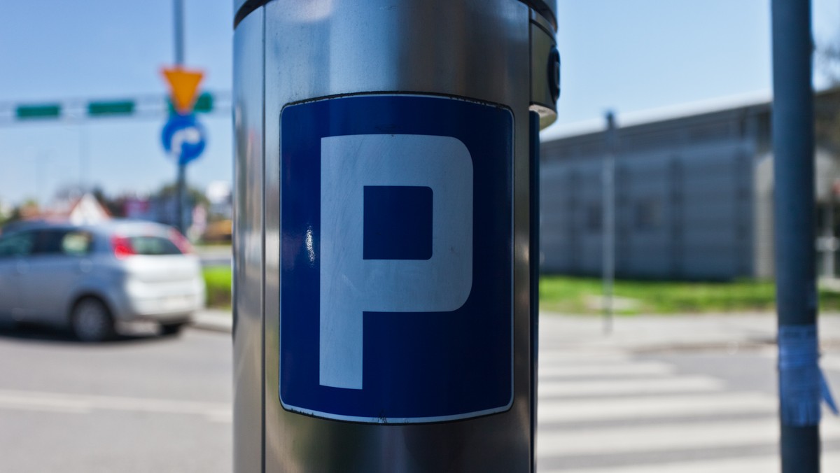 Parkingi dla kilkuset samochodów znajdujące się zaledwie kilkadziesiąt metrów od siedziby NOSPR-u świecą pustkami. Powód? Kierowcy zostawiają swoje auta tuż przed wejściem do gmachu świątyni muzyki.