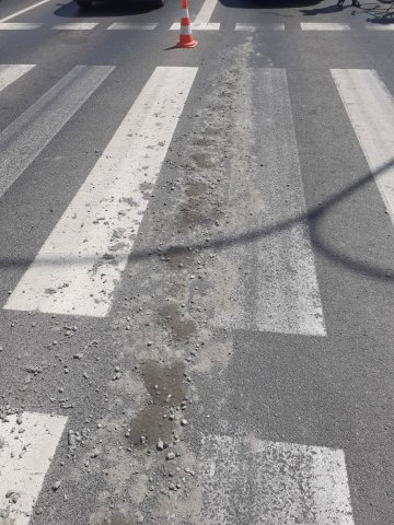 Z betoniarki wylewał się beton na ul. Płoskiego w Olsztynie