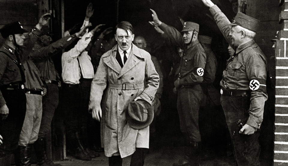 Adolf Hitler i salutujący mu poplecznicy