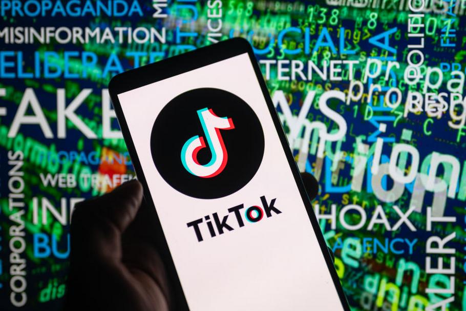 TikTok zyskuje na znaczeniu nie tylko jako platforma rozrywkowa, ale również jako źródło bieżących wiadomości, wynika z badań Pew Research Center