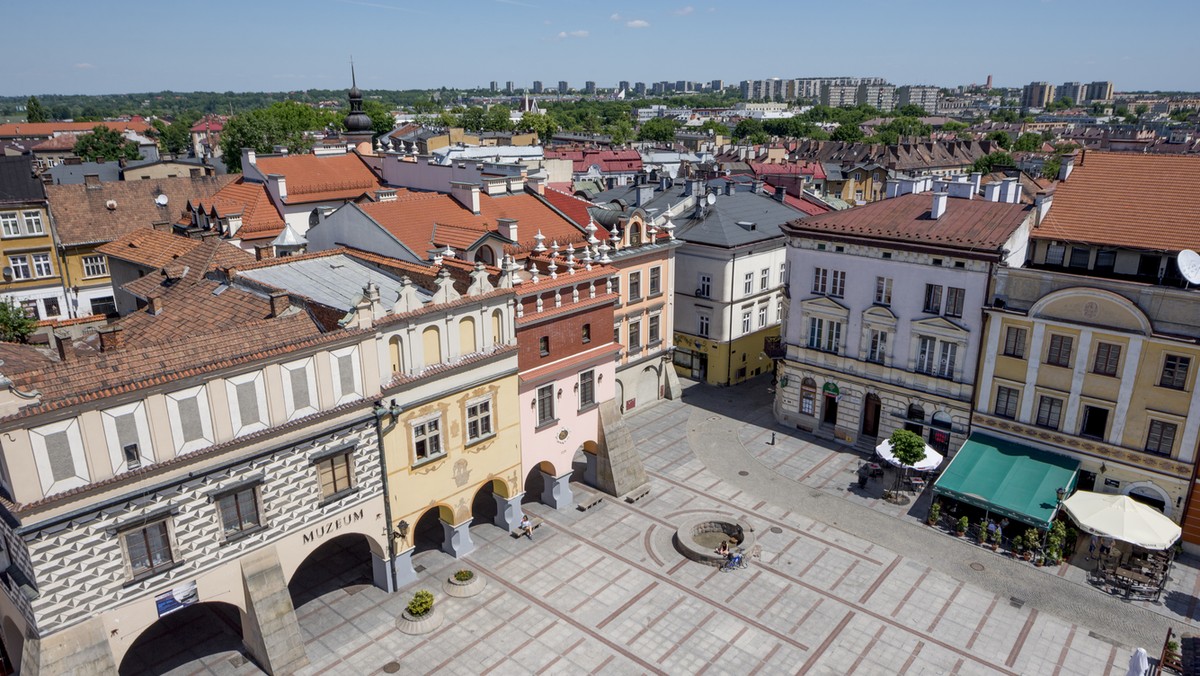 Władze Tarnowa wycofały się z wniosku o wydanie warunków zabudowy między ulicą Czapskiego i Piłsudskiego. Wybudowanych miały zostać 22 domy - informuje Radio Kraków.