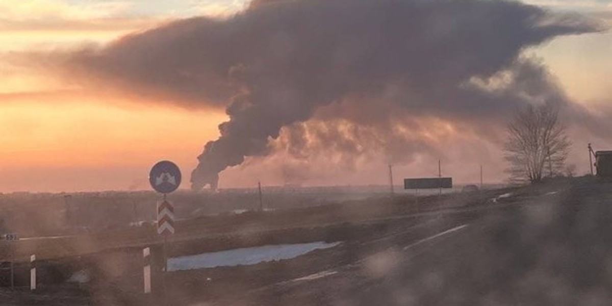 Dym w pobliżu lotniska w Charkowie na wschodzie Ukrainy