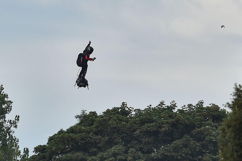 Franky Zapata przeleciał na flyboardzie nad kanałem La Manche