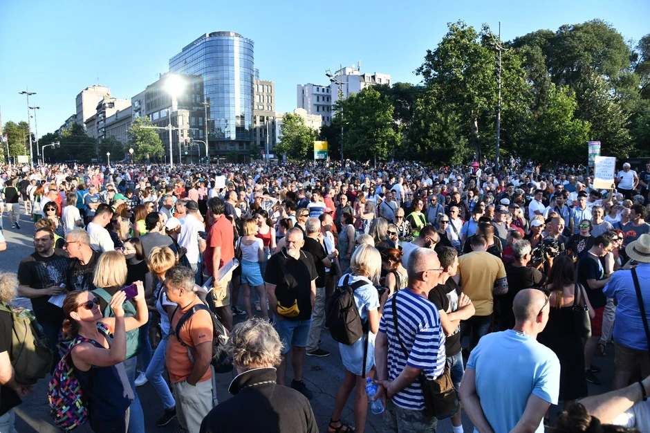 Početak protesta ispred Skupštine