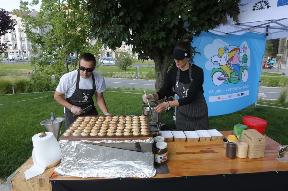 Ispred štanda sa holandskim palačinkama brzo se stvorio red.
