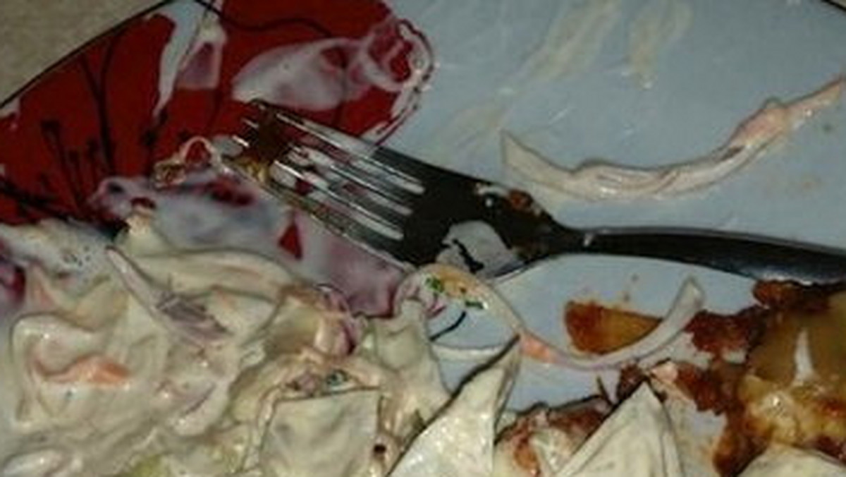 Rebecca Kelly z Portadown w Irlandii Północnej udała się do restauracji J.D. Tipler i zamówiła lasagne z sałatką Colesław. Niestety, w swoim daniu znalazła plastikową rękawiczkę.
