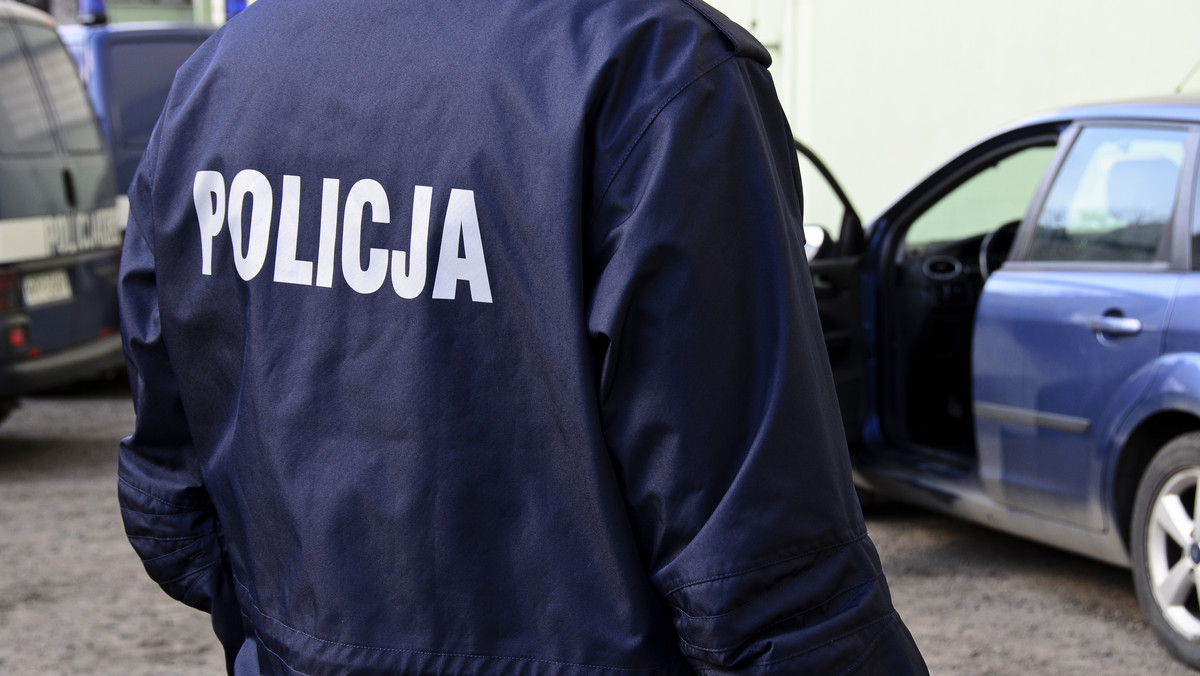 63-latek z czerwoną notą Interpolu zatrzymany pod Warszawą - donosi RMF24.pl. Mężczyzna był poszukiwany na podstawie dokumentu wydanego przez Stany Zjednoczone.