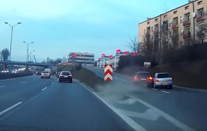 Szokujące nagranie z DTŚ w Chorzowie. BMW ścięło trzy pasy i zepchnęło z drogi inne auto