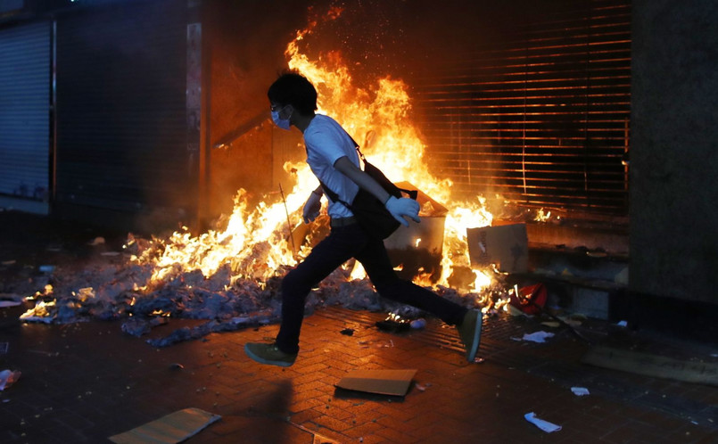 Całą noc trwały starcia między studentami a policją oblegającą kampus politechniki w Hongkongu