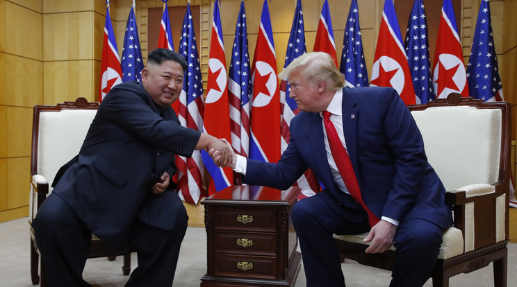 Donald Trump amerikai elnök (j) és Kim Dzsong Un elsőszámú észak-koreai vezető a két Koreát elválasztó panmindzsoni demilitarizált övezet dél-koreai oldalán levő Szabadság Házában 2019. június 30-án. / Fotó: MTI/Yonhap