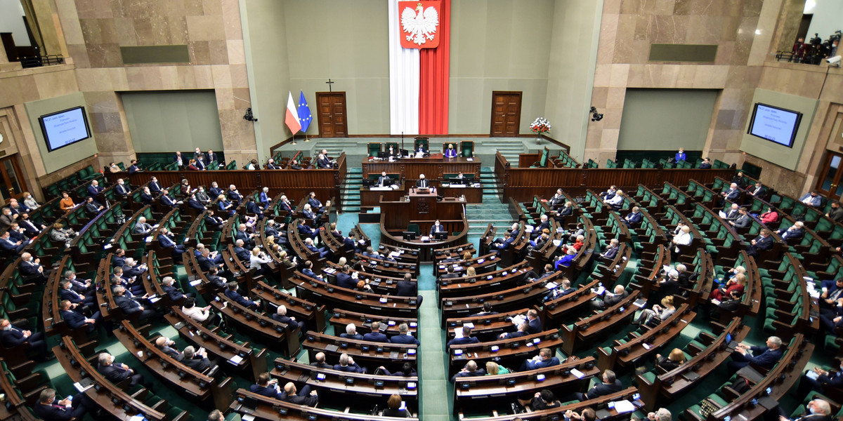 Polski sejm przyjął tzw. ustawę sankcyjną, która umożliwi zamrażanie majątków osób i podmiotów wspierających Rosję. 