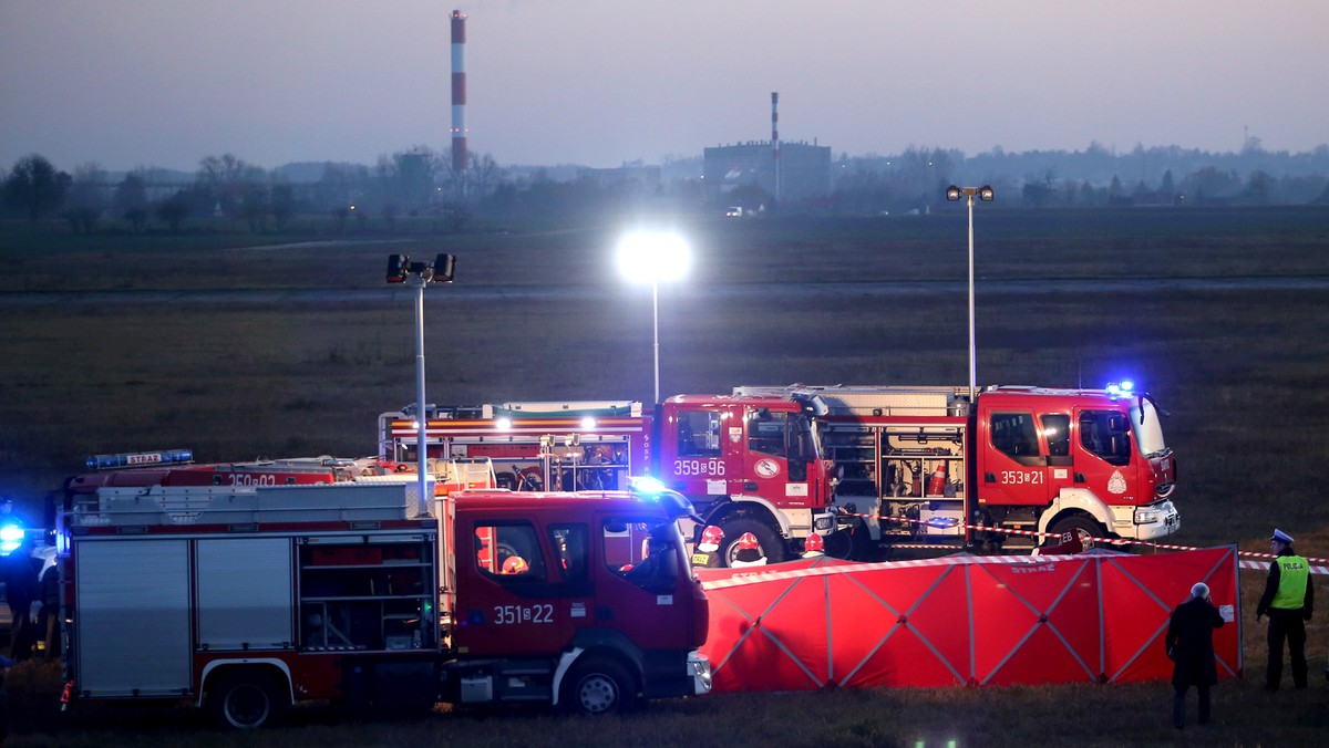 Przerwanie pracy silnika na skutek zużycia paliwa było przyczyną wypadku samolotu akrobacyjnego Extra 330 na lotnisku w podczęstochowskich Rudnikach w 2016 r. - ustaliła prokuratura, która umorzyła śledztwo w tej sprawie. W wypadku zginęli obaj lecący maszyną mężczyźni.