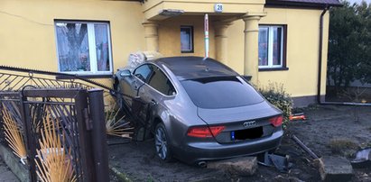 Luksusowe audi wjechało w dom. Kierowca nie chciał dmuchnąć w alkomat