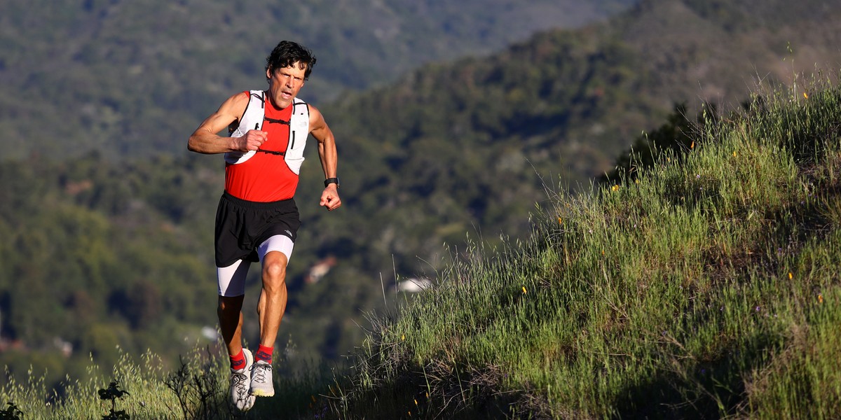 Ultramaratończyk Dean Karnazes w czasie treningu w Bald Hill w Kalifornii, 24 kwietnia 2020 r. Karnazes znany jest z tego, że przebiegł 50 maratonów w 50 stanach w ciągu 50 kolejnych dni.