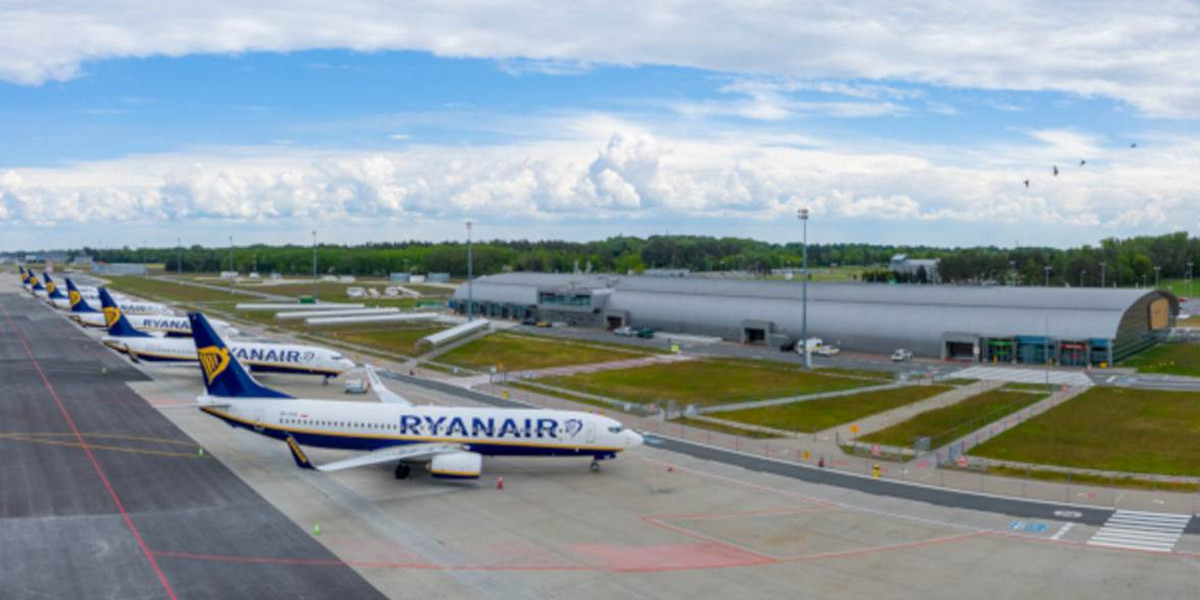 Sytuacja lotniska w podwarszawskim Modlinie robi się coraz trudniejsza. Zarząd, województwo i linia lotnicza Ryanair apelują o dofinansowanie. Nie zgadzać ma się państwowy udziałowiec PPL, który planuje budowę własnego portu w Radomiu.