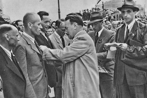 Bolesław Bierut dekorujący przodowników pracy na odbudowanym moście Poniatowskiego w Warszawie (1946)