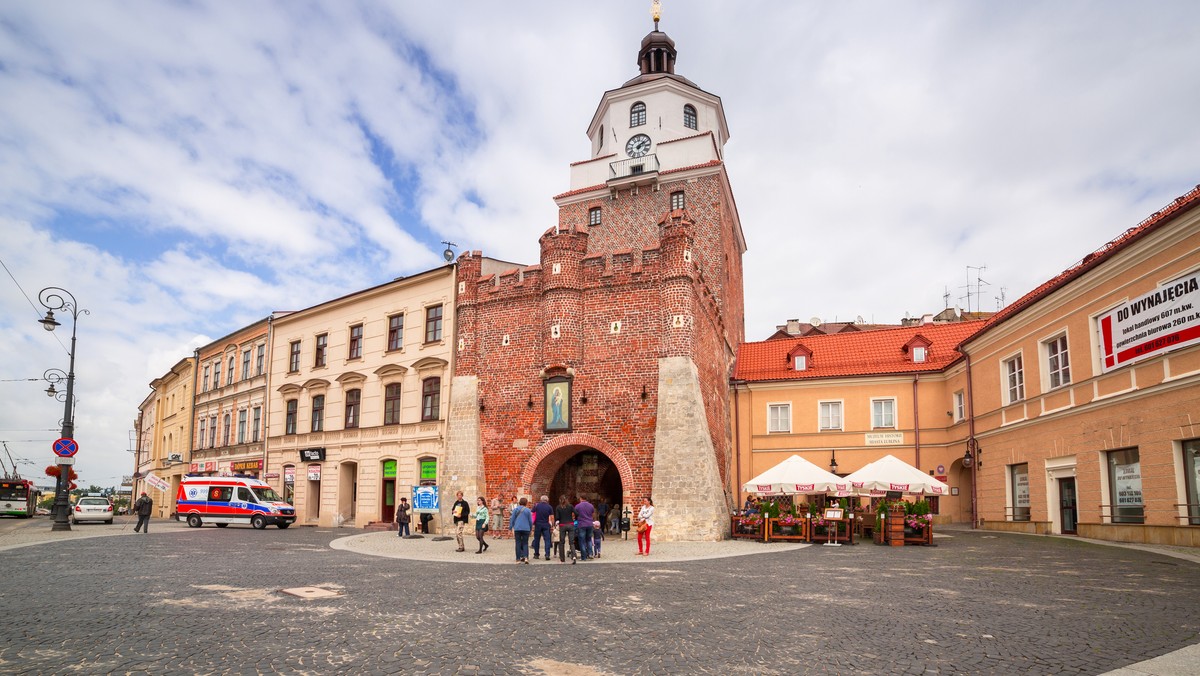 Na Bramie Krakowskiej w Lublinie zamontowano kratę bronną. Na zlecenie lubelskiego Ratusza przygotował ją Roman Czerniec - kowal z Wojciechowa oraz stolarz Jacek Jędrej. Montaż rozpoczął się o godzinie 7.00, a zakończył około 16.00.