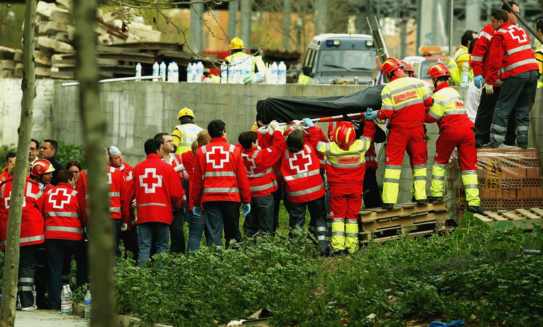Ratownicy podczas pracy po atakach z 11 marca 2004 r.