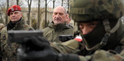 Macierewicz dokonał rzezi wśród oficerów. Ale nic się nie stało?