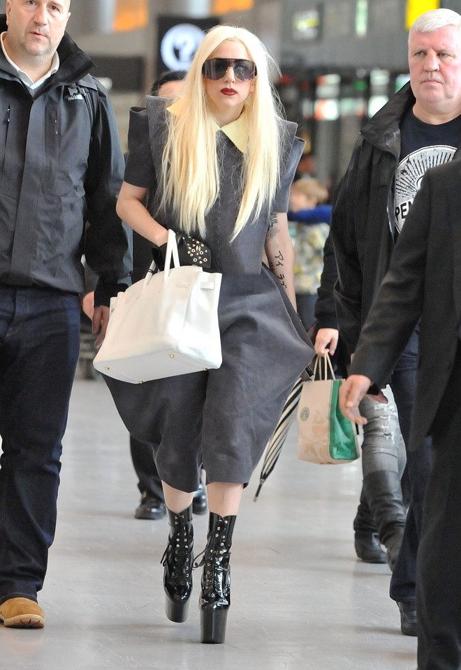 Lady Gaga na lotnisku w Japonii