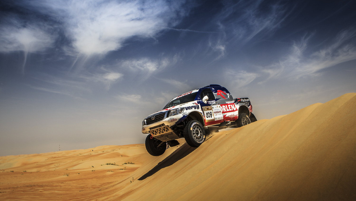 Samochodowa załoga Orlen Team w składzie Marek Dąbrowski i Jacek Czachor – zajęła dziesiąte miejsce na najdłuższym odcinku tegorocznego Abu Dhabi Desert Challenge. Adam Małysz i Rafał Marton zameldowali się na mecie tuż za kolegami z zespołu, tracąc do Dąbrowskiego i Czachora zaledwie 3.41. Absolwent Akademii Orlen Team Jakub Piątek ukończył poniedziałkowy etap w pierwszej piętnastce.