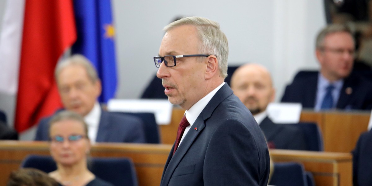 Senator PO Bogdan Zdrojewski uważa, że w Polsce należy podnieść wiek emerytalny. Jego  zdaniem obecny system skazuje miliony Polaków na głodowe emerytury.