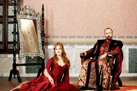 Prava Hurem NIJE NI PROŠLA PORED HALJINA kakve se nose u seriji: Izgledala je kao da je NADA MACURA OBLAČILA u mnogo slojeva, a kad vidite obuću UHVATIĆETE SE ZA GLAVU