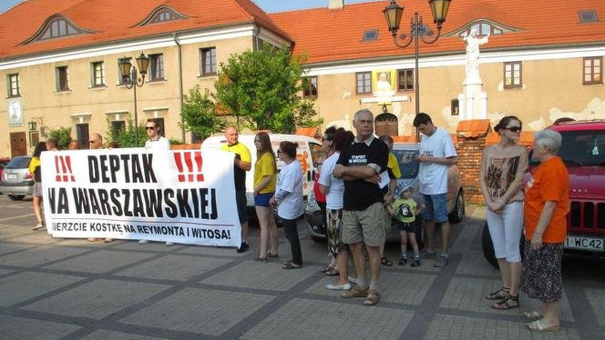 Mieszkańcy Sieradza pikietowali przed Teatrem Miejskim w sprawie nawierzchni ulicy Warszawskiej.