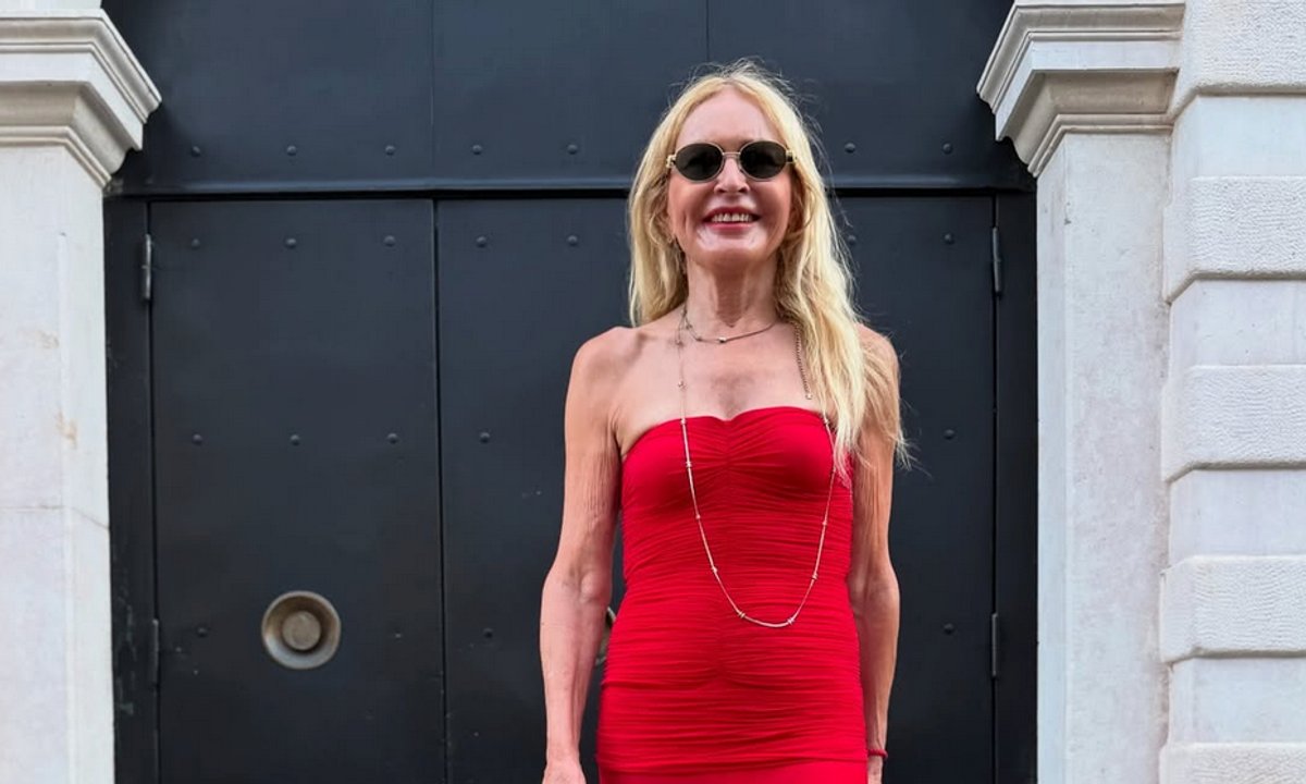 Monika Olejnik mistrzowsko połączyła komfort z szykiem. Jej sneakersy i dzianinowa sukienka to hit