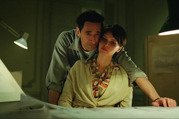 Adrien Brody i Felicity Jones w filmie "The Brutalist"