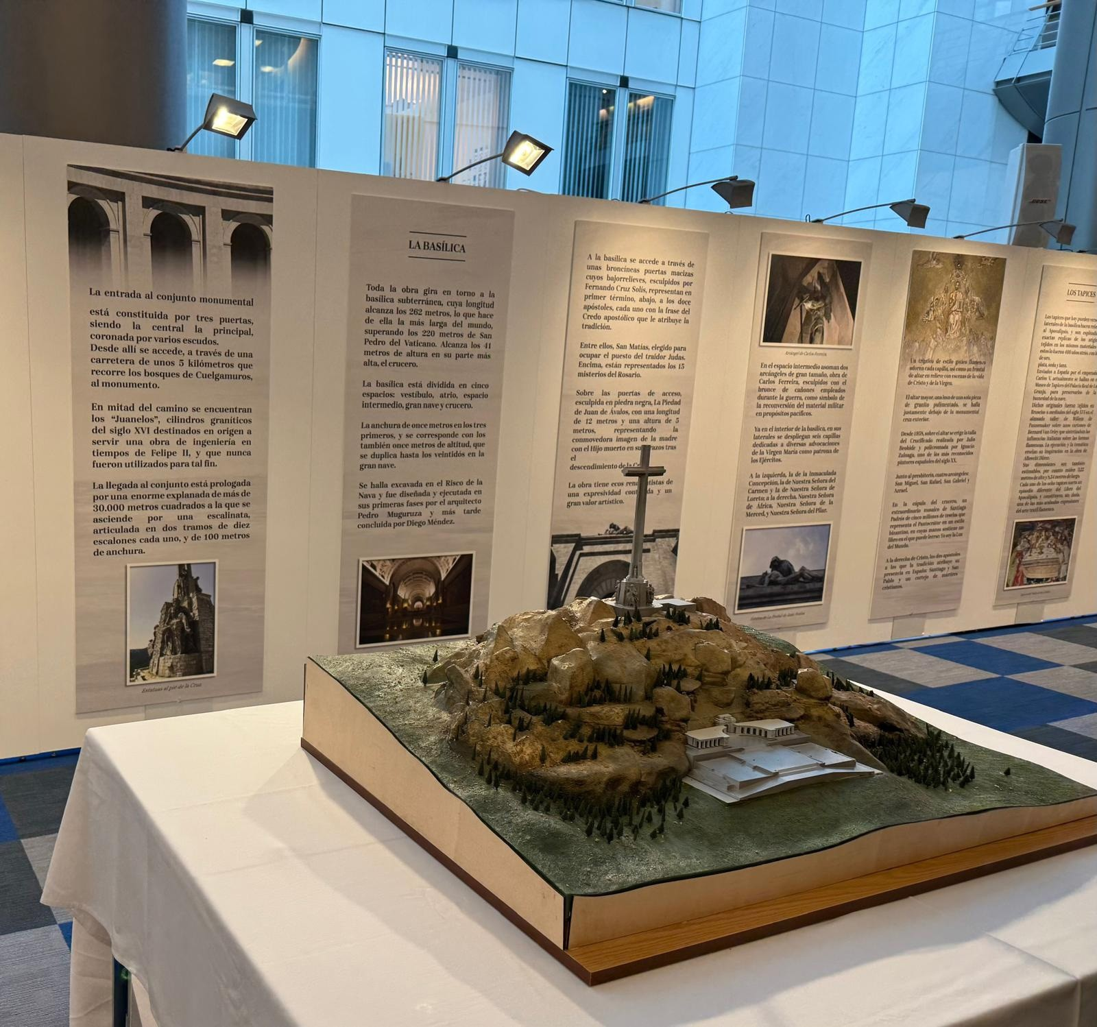 IU exige suspender la exposición de Vox sobre el Valle de los Caídos