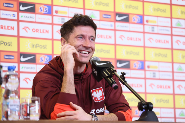 Kapitan piłkarskiej reprezentacji Polski Robert Lewandowski podczas konferencji prasowej kadry w Warszawie