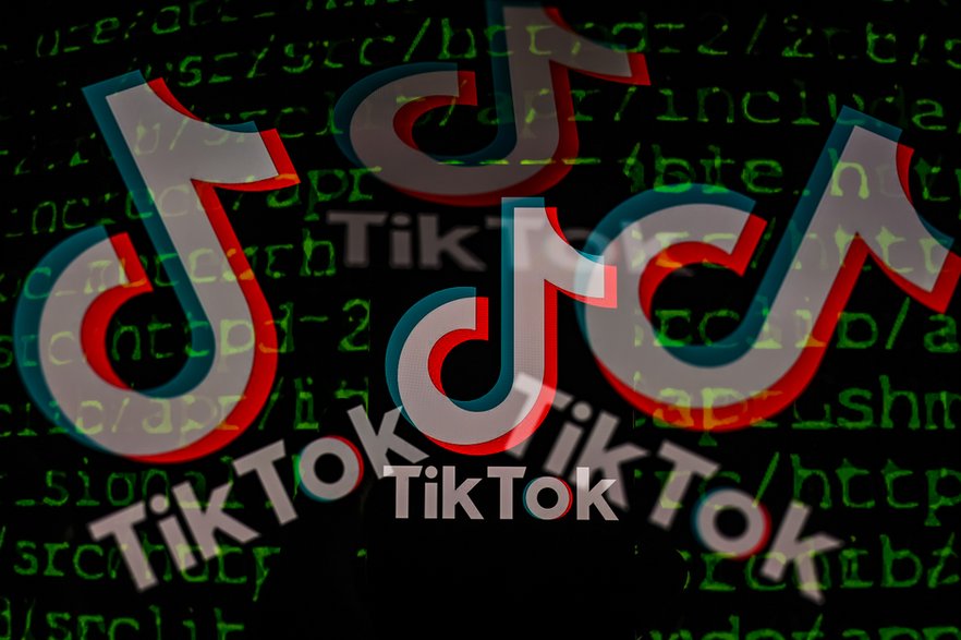 Logo TikToka na telefonie komórkowym