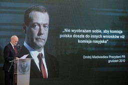 Macierewicz: "Akt bezprawnej ingerencji" przyczyną katastrofy. Bezspornym dowodem wybuch w lewym skrzydle