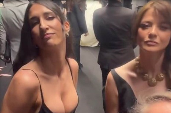 JELISAVETA ISTAKLA DEKOLTE, OGROMAN IZREZ ISPOD GRUDI Sve oči uprte u glumicu: Snima se sa koleginicama, doterale se samo tako (FOTO)
