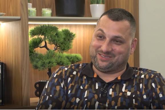 BIVŠA I SADAŠNJA MU POSTALE PRIJATELJICE Naš pevač se ženio dva puta, ima šestoro dece i dobro zarađuje: "Obezbediću svako dete"