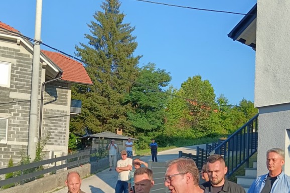 "OVO JE BABA VIŠNJINA KUĆA, A ONA TAMO JE NAŠA, SPALJENA" Vučić ugostio građane u porodičnoj kući u Čipuljiću: "Pola života sam proveo na ovom mostu" (FOTO)