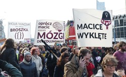 Macice wyklęte. Manifa na ulicach Warszawy, transparentów co niemiara [ZDJĘCIA]
