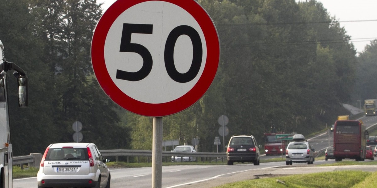 Znak ograniczenia prędkości 50 km.