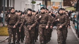 obowiązkowa zasadnicza służba wojskowa. większość polaków uważa, że po